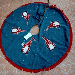 Beautiful Christmas tree skirt